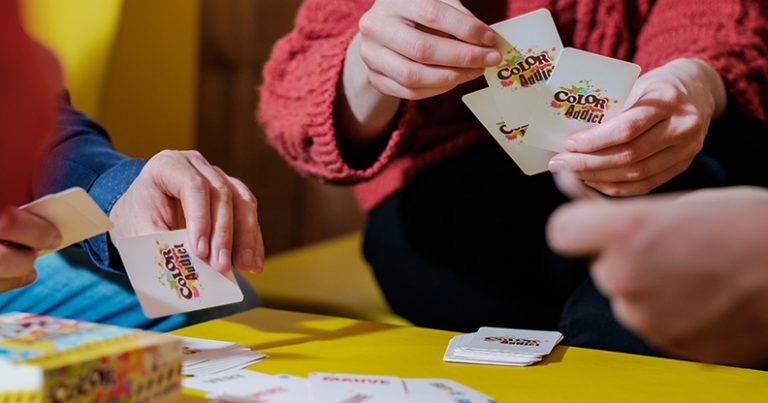 Enfants jouer jeux de cartes Color Addict